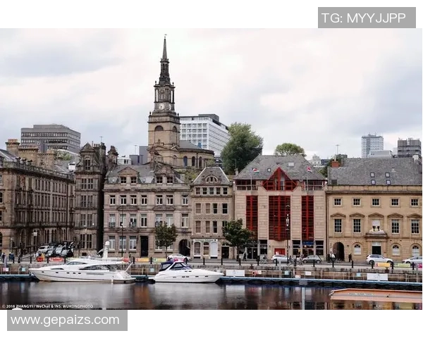 英格兰足球明星的传奇人生与遗产在刚去世后引发广泛悼念与回忆